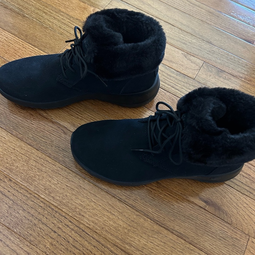Skechers Genuine Leather Black Lace-Up Ankle Boots with Faux Fur